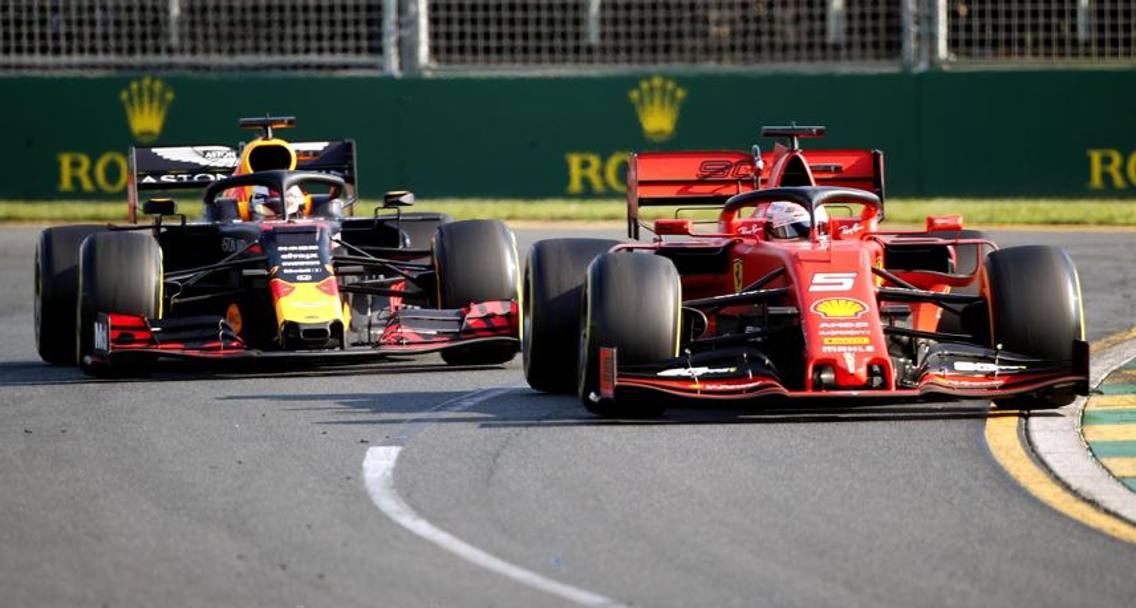 Verstappen incalza Vettel: lo passerà per conquistare il 3° posto. Epa 